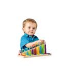 Fëmijë duke përdorur abakus Montessori prej druri
