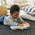 Bebe duke eksploruar lodër muzikore interaktive