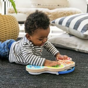 Bebe duke eksploruar lodër muzikore interaktive