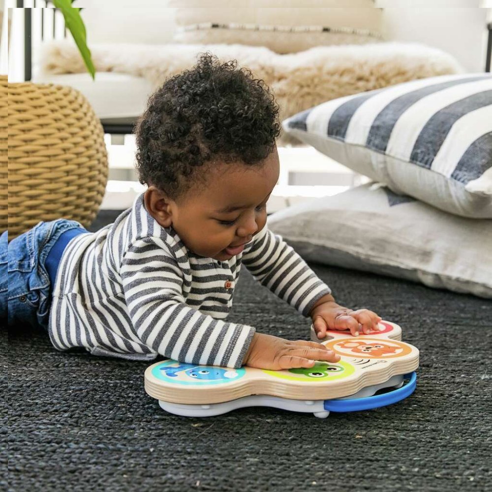 Bebe duke eksploruar lodër muzikore interaktive