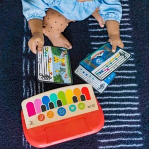 Bebe duke eksploruar piano muzikore interaktive