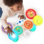 Fëmijë duke përdorur daulle muzikore Magic Touch