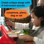 Fëmijë duke përdorur piano muzikore për bebe