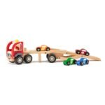 Kamion transportues me makina gare prej druri
