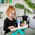 Fëmijë duke përdorur lodër muzikore Magic Touch