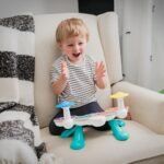 Bebe duke luajtur me lodër muzikore interaktive