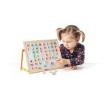 Fëmijë duke përdorur tabelën edukative me shkronja dhe numra