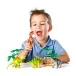 Fëmijë duke luajtur me setin e dinosaurëve