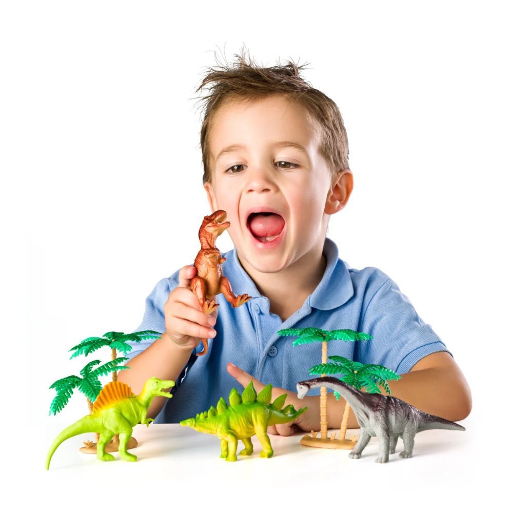 Fëmijë duke luajtur me setin e dinosaurëve
