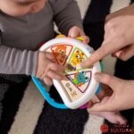 Bebe duke luajtur me dajren sensoriale Hape Baby Einstein