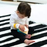 Bebe duke luajtur me aparatin fotografik Hape Baby Einstein