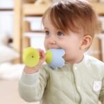 Bebe duke kafshuar lulen prej silikoni Hape