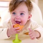 Bebe duke luajtur me lulen silikoni për kafshim Hape portokalli