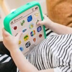 Fëmijë duke luajtur me tabletin interaktiv edukativ për bebe