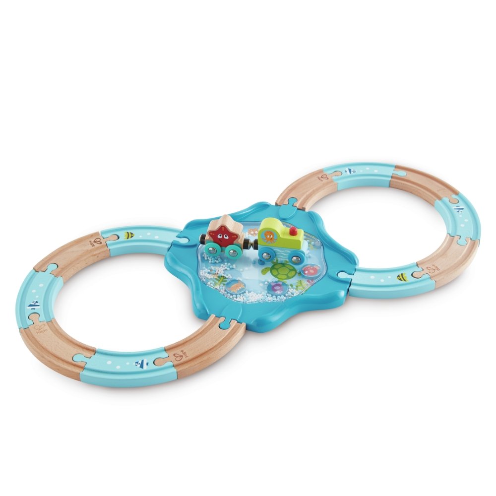 Tren prej druri Hape me shina në formën e numrit 8