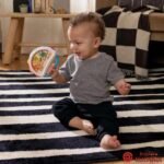Bebe duke eksploruar dajren sensoriale Hape Baby Einstein