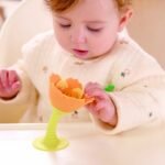 Bebe duke përdorur lulen silikoni Hape për kafshim
