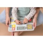 Fëmijë duke përdorur tabelën e aktiviteteve Taf Toys