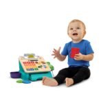Fëmijë duke luajtur me kasën e marketit Hape Baby Einstein