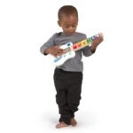 Fëmijë duke luajtur me kitarën sensoriale Hape Baby Einstein