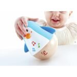 Bebe duke luajtur me pinguinin muzikor lëkundës