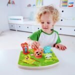 Fëmijë duke luajtur me puzzle-in me tingujt e kafshëve
