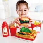 Fëmijë duke përgatitur ushqime me setin fast food Hape