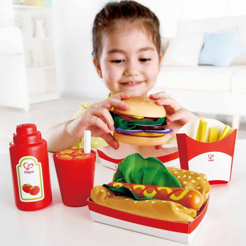 Fëmijë duke përgatitur ushqime me setin fast food Hape