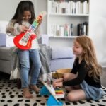 Fëmijë duke luajtur së bashku me kitarën dhe pianon Hape Baby Einstein