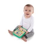 Bebe duke luajtur me tabletin interaktiv edukativ Hape