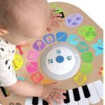 Fëmijë duke eksploruar tavolinën e aktiviteteve muzikore interaktive