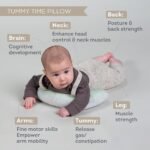 Bebe mbi jastëkun Tummy Time për mbështetje dhe lëvizje