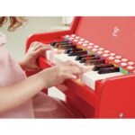 Fëmijë duke përdorur funksionet e pianos elektrike Hape