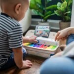 Fëmijë duke luajtur me pianon Hape Baby Einstein