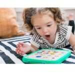 Fëmijë duke eksploruar tabletin interaktiv edukativ Hape Baby Einstein
