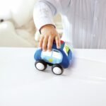 Fëmijë duke përdorur mekanizmin tërhiq-dhe-lësho të automjetit Hape