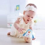Bebe duke ndjekur pinguinin muzikor lëkundës Hape