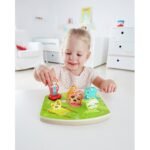 Fëmijë duke luajtur me figurat e puzzle-it me tinguj