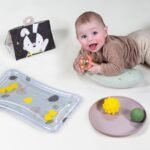 Bebe duke eksploruar setin sensorial 3 faza Tummy Time