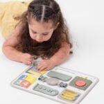 Fëmijë duke eksploruar tabelën e aktiviteteve Taf Toys