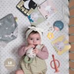 Bebe duke eksploruar lodrat e setit sensorial Koha e gjumit