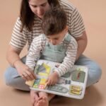 Fëmijë duke përdorur tabelën e aktiviteteve Taf Toys