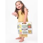 Fëmijë duke mbajtur tabelën e aktiviteteve Taf Toys 34 × 25 cm