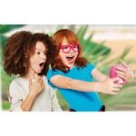 Fëmijë duke bërë selfie me aparatin fotografik Barbie