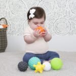 Bebe duke luajtur me topat sensorialë Infantino