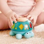 Bebe duke luajtur me breshkën muzikore Hape