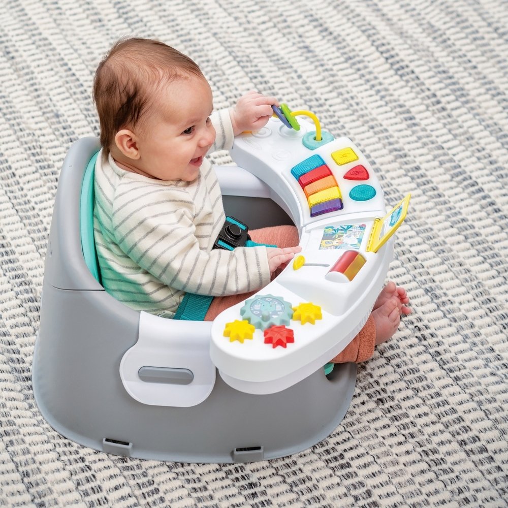 Bebe duke luajtur në karrigen Infantino me aktivitete