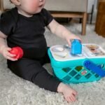 Fëmijë duke përputhur format në shportën e marketit Hape