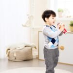 Fëmijë duke përdorur mikrofonin interaktiv Hape